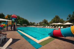 瓦雷多利亚Kampaoh Valledoria的一个带滑梯的游泳池和一个水上公园