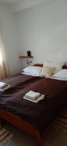 格拉达茨Apartments Miličević的一间卧室配有一张大床和毛巾