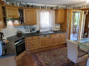 普拉格耶纳茨Holiday Home Chalet Bergnest by Interhome的厨房配有木制橱柜和台面