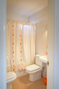 维拉MEDITERRANEA BARIA的白色的浴室设有卫生间和水槽。