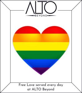 沙拉ALTO Beyond的每天在板上用无爱的词句表达的彩虹之心