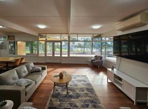 WaikerieRiverview Haven的带沙发、桌子和电视的客厅