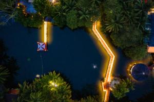 锡卢埃特岛塞舌尔拉布里兹希尔顿度假及Spa酒店的夜间享有度假村游泳池的空中景致