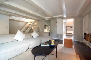 哥本哈根LUXURY Penthouse · Private Balcony · Heart of Copenhagen的客厅配有沙发和桌子