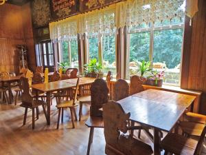 索布特卡Dom Turysty Pod Wieżycą的用餐室设有桌椅和窗户。