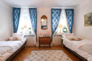 诺尔雪平HoMade B&B, Gamla Stan的一间卧室设有两张床和两个窗户。