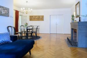诺尔雪平HoMade B&B, Gamla Stan的客厅设有蓝色的沙发和壁炉