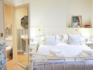 BamptonFleur de Lys Bampton的卧室配有白色的床和镜子