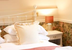 BamptonFleur de Lys Bampton的卧室配有白色的床和枕头