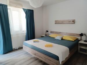 穆泰尔岛Apartmani Rameša的一间卧室配有蓝色和黄色枕头的床