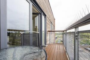 曼彻斯特The Didsbury的木制甲板上的阳台设有玻璃浴缸
