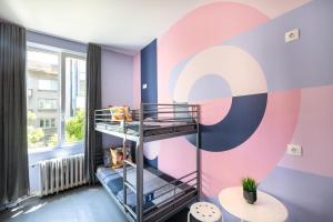 索非亚Bla Bla Hostel的客房设有带双层床的色彩缤纷的墙壁。