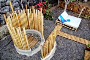 吉亚德伊索拉FINCA BEROLO 4的一个带长凳和椅子的小型花园