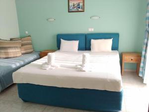 LágosPorto Vistonis的一间卧室配有蓝色的床和沙发