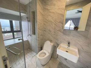 马六甲IMPERIO BY MICASA的浴室配有卫生间、盥洗盆和淋浴。