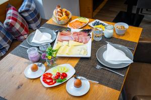 莱赫阿尔贝格Apart-Hotel Laurus Lech的餐桌上放着食物和鸡蛋