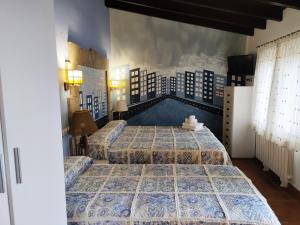 苏安塞斯Posada de Ongayo的一间大卧室,房间内设有两张床