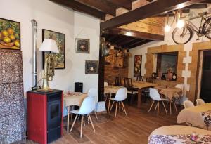 苏安塞斯Posada de Ongayo的一间带桌椅和炉灶的用餐室
