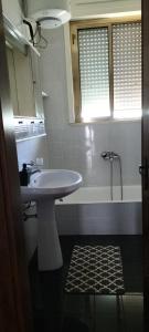 切萨雷奥港Villa Bouganville的浴室配有盥洗盆和浴缸。