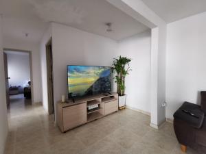 布卡拉曼加Mi hogar - Apartamento familiar en Bucaramanga的客厅配有大屏幕平面电视