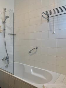 韦迪堡维拉韦德酒店的带浴缸和玻璃淋浴间的浴室。