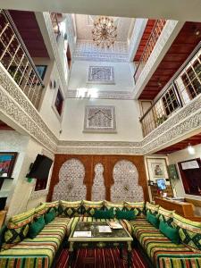 拉巴特Riad Dar El Mesk的带沙发和桌子的大客厅