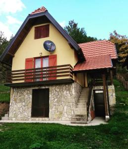 巴伊纳巴什塔Vila Mitrović的一间红色屋顶的小房子