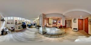 里昂公园酒店的一间铺有木地板的大客厅