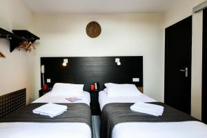 Trie sur Baise国际之家罗夫特酒店的黑白客房的两张床