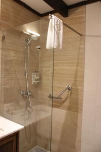 阿尔布费拉Topazio Vibe Beach Hotel & Apartments - Adults Friendly的浴室里设有玻璃门淋浴