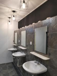 乔治市G FORTUNE GUEST HOUSE+的浴室设有2个水槽和2面镜子