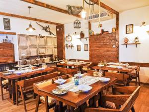 普利特维采村伊特诺花园高级旅馆的用餐室配有木桌和椅子