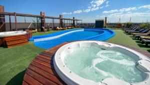 伊瓜苏港大克鲁塞罗酒店的游泳池旁甲板上的热水浴池