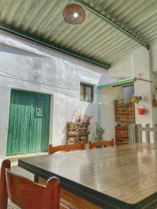 贡内萨Casa Nina的绿门房间的一张大桌子
