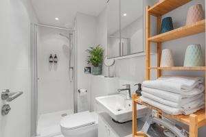 慕尼黑PRIME: Design Apartment für 4 - Zentrale Lage的带淋浴卫生间和盥洗盆的浴室