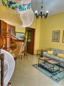 贡内萨Casa Nina的客厅配有沙发和桌子