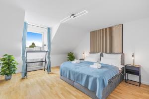 慕尼黑PRIME: Design Apartment für 4 - Zentrale Lage的一间卧室配有一张带蓝色毯子的大床