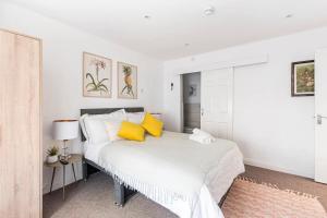 考文垂Northumberland Boutique Guest House #1的卧室配有一张带黄色枕头的大型白色床。