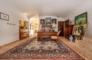 波波林Ranczo Mustafa的客厅配有钢琴和地毯。