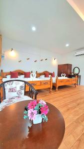 素叻阿曼特拉民宿度假村的客厅配有鲜花桌