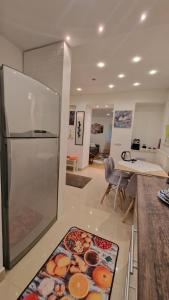 萨格勒布Apartman Roses的厨房配有冰箱和带食物的桌子。