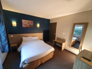 波尔尼克萨乐酒店的卧室配有一张白色大床和镜子