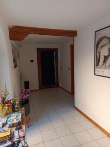 阿奎莱亚Amnis的一间设有门廊的客房,铺有瓷砖地板