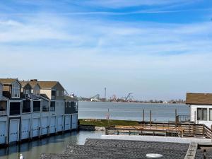 桑达斯基Boat House near Cedar Point Amusement Park的房屋享有水体的景致