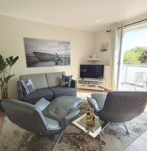 青斯特Appartment Relaxtage的带沙发和电视的客厅