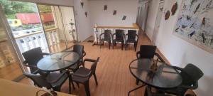 锡卡西亚Hostal Mochileros Inn的带桌椅的房间和阳台