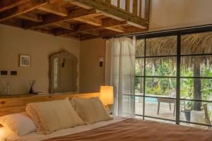 圣塔芭芭拉-山美纳La Colmena RD的一间卧室设有一张床和一个大窗户