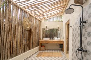 圣塔芭芭拉-山美纳La Colmena RD的浴室设有木墙和两个水槽
