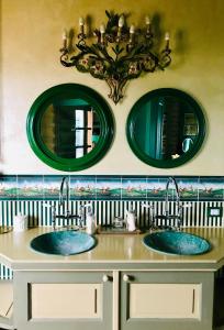 卡萨莱蒙费拉托泰努塔加里托住宿加早餐旅馆的浴室设有2个水槽和2个镜子