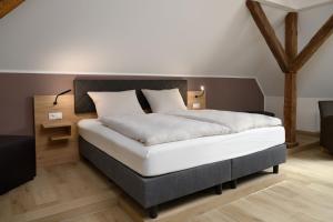 Holtlander NückeHotel Preyt -Self Check In-的一间卧室配有一张带白色床单的大床